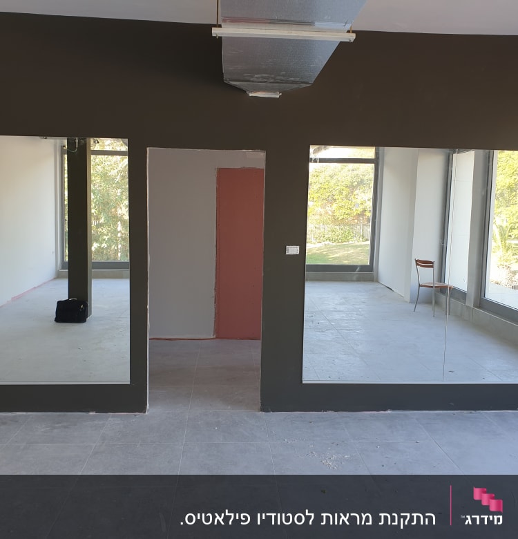 חלונות זכוכית גדולים בחדר ריק עם כיסא